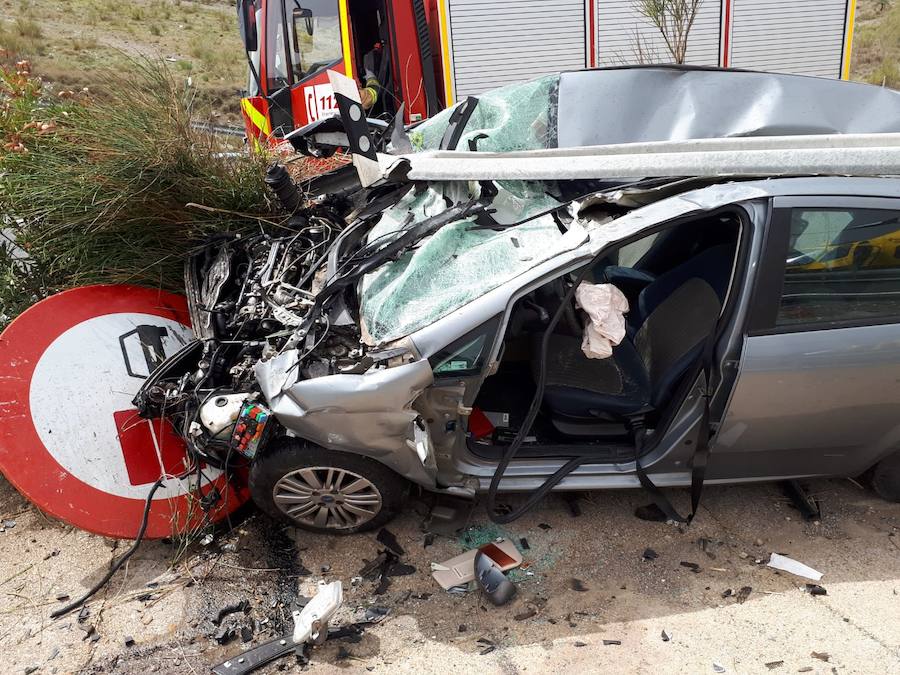 El accidente ha ocurrido en torno a las doce del mediodía en el kilómetro 326 de la autovía, en sentido Almería, por causas por determinar. Hasta el lugar se han desplazado tres bomberos equipados con dos vehículos que han empleado en torno a una hora y media en rescatar a la única ocupante del vehículo accidentado, una operación en la que se ha hecho preciso descarcelar parte del turismo para poder liberarla, 