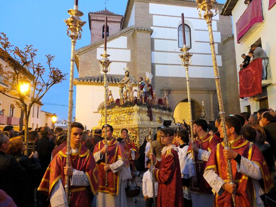 El barrio de Santa Ana se convierte en hermandad cada tarde de Martes Santo. La Hermandad de la Flagelación se presentó a Guadix con una importante lista de estrenos entre los que destacó el nuevo paso del misterio, adquirido por la hermandad y remozado en los talleres de los Hermanos Caballero de Sevilla, autores de los candelabros y estrenó el dorado de la delantera y trasera.