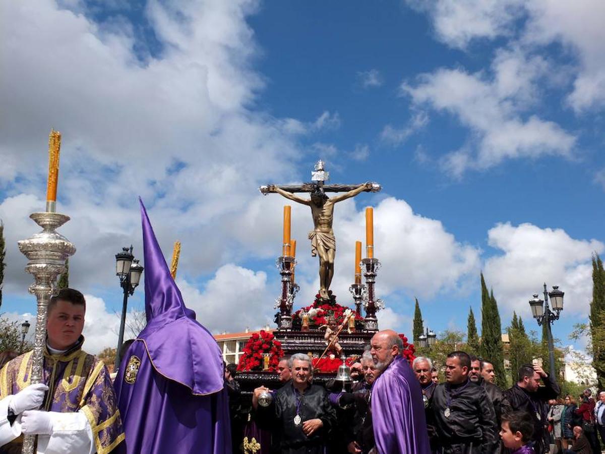 La Hermandad del Cristo de la Luz realizó la procesión del silencio en la medianoche del Viernes Santo. Por la mañana sus dos pasos salieron a la calle.