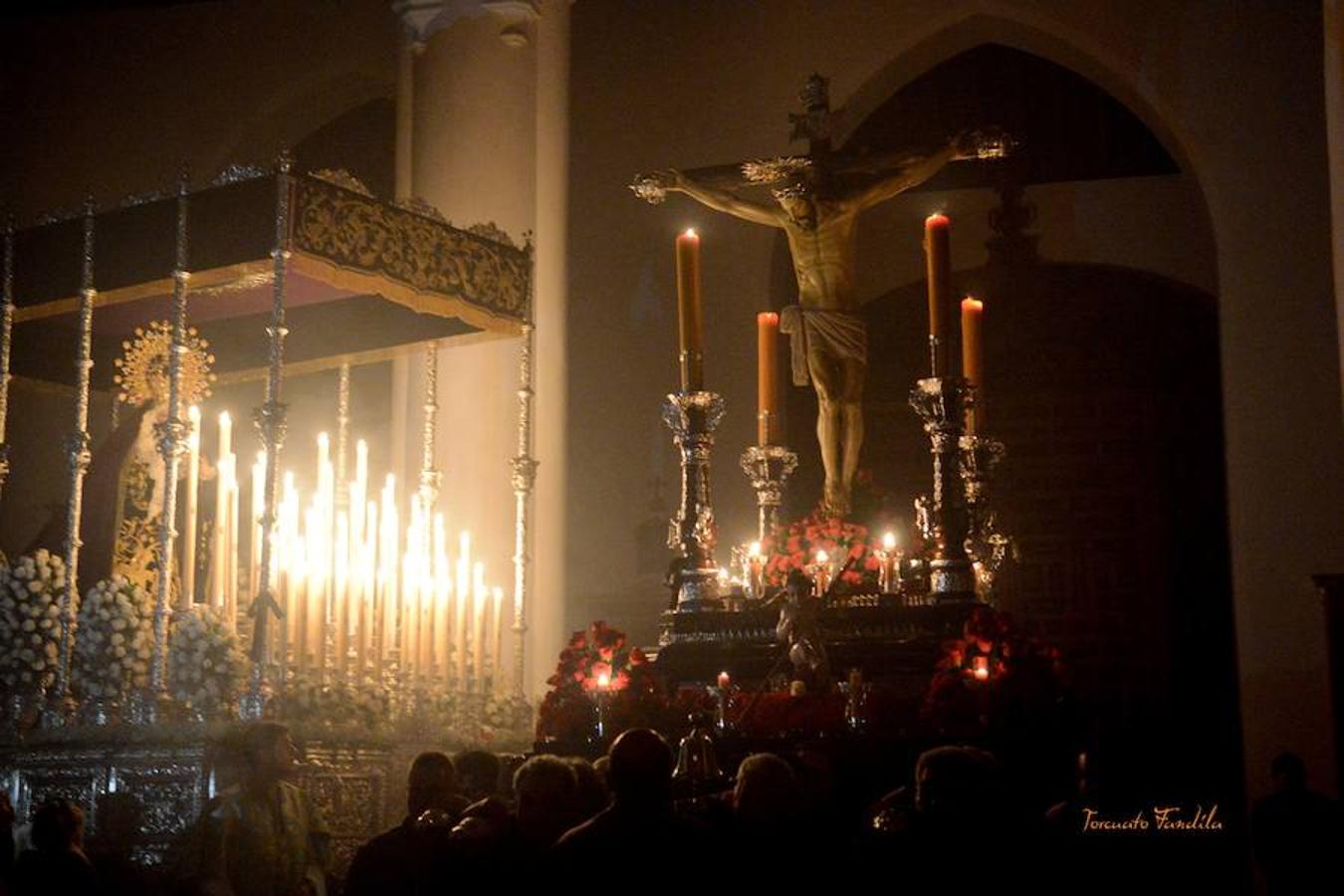 La Hermandad del Cristo de la Luz realizó la procesión del silencio en la medianoche del Viernes Santo. Por la mañana sus dos pasos salieron a la calle.