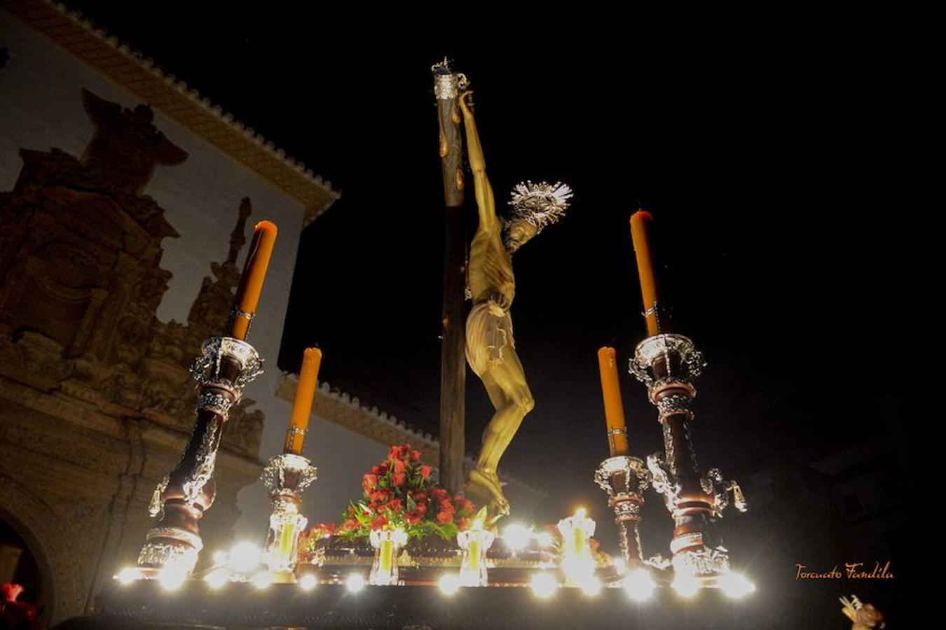 La Hermandad del Cristo de la Luz realizó la procesión del silencio en la medianoche del Viernes Santo. Por la mañana sus dos pasos salieron a la calle.