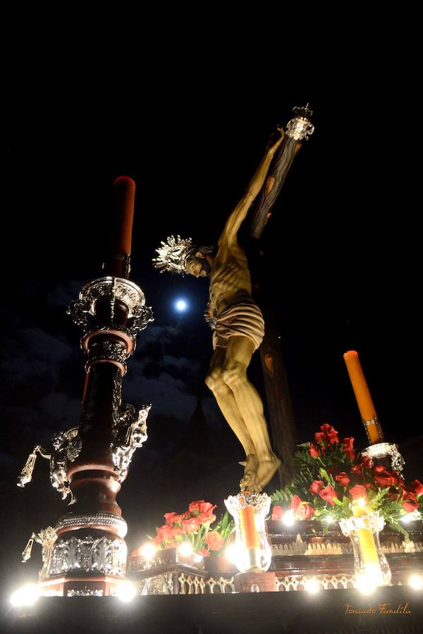 La Hermandad del Cristo de la Luz realizó la procesión del silencio en la medianoche del Viernes Santo. Por la mañana sus dos pasos salieron a la calle.