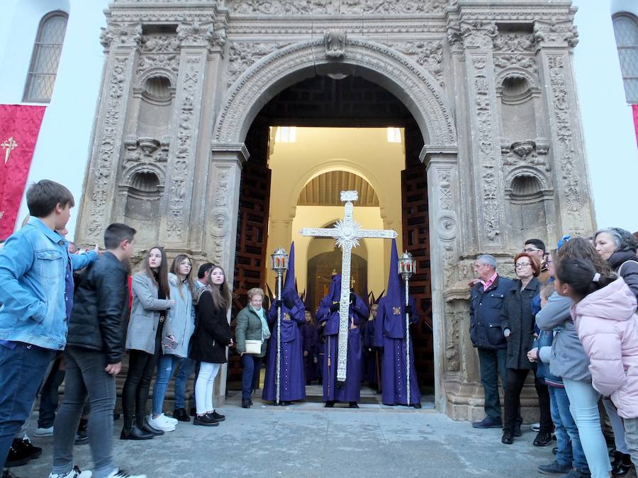 La hermandad mantuvo el acto de imposición de las llaves a la imagen de Jesús Nazareno, pese a que recientemente la clausura haya cerrado sus puertas. La persona encargada de subir a la peana para poner las llaves del convento en las manos del Nazareno fue Francisco Gabarrón Navarro
