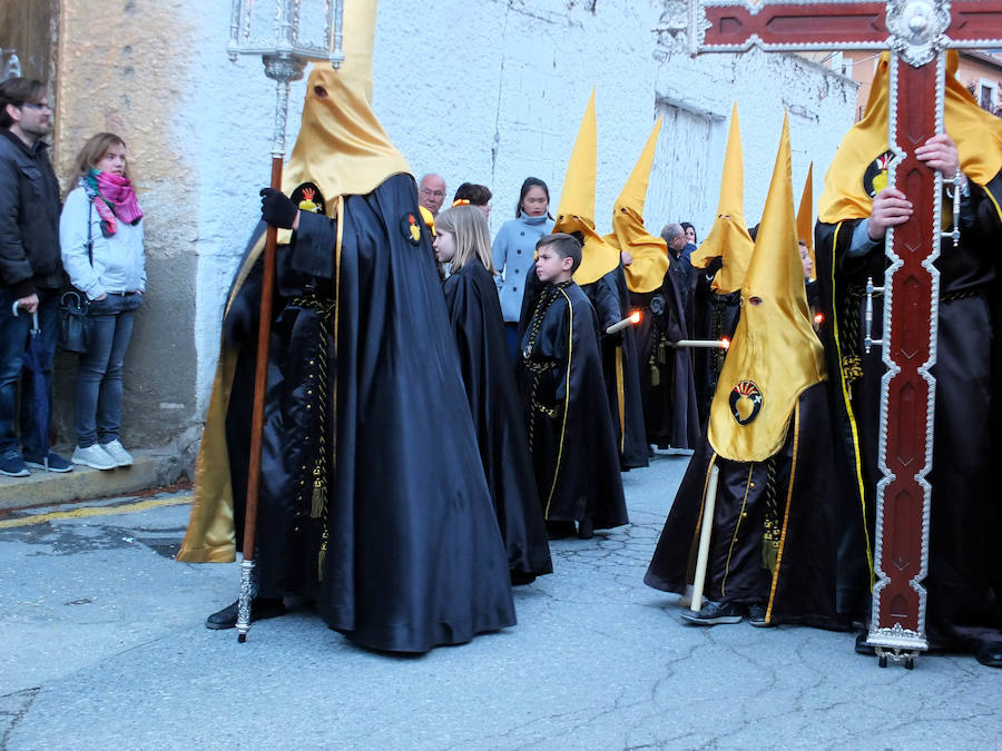 La reina de San Miguel partió de su templo para el tradicional encuentro con el Santo Sepulcro acompañada de numerosos devotos y sanmigueleños que rodeaban el paso. Acompañaba al paso la Banda Sinfónica Municipal de Guadix.