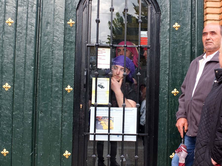 La Hermandad del Descendimiento retrasó su salida un cuarto de hora ante la amenaza de lluvia. La hermandad se echó a la calle y pudo completar su itineario sin dificultades.