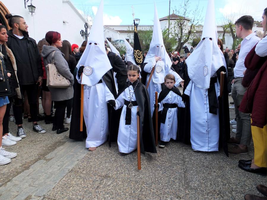 La Hermandad del Descendimiento retrasó su salida un cuarto de hora ante la amenaza de lluvia. La hermandad se echó a la calle y pudo completar su itineario sin dificultades.