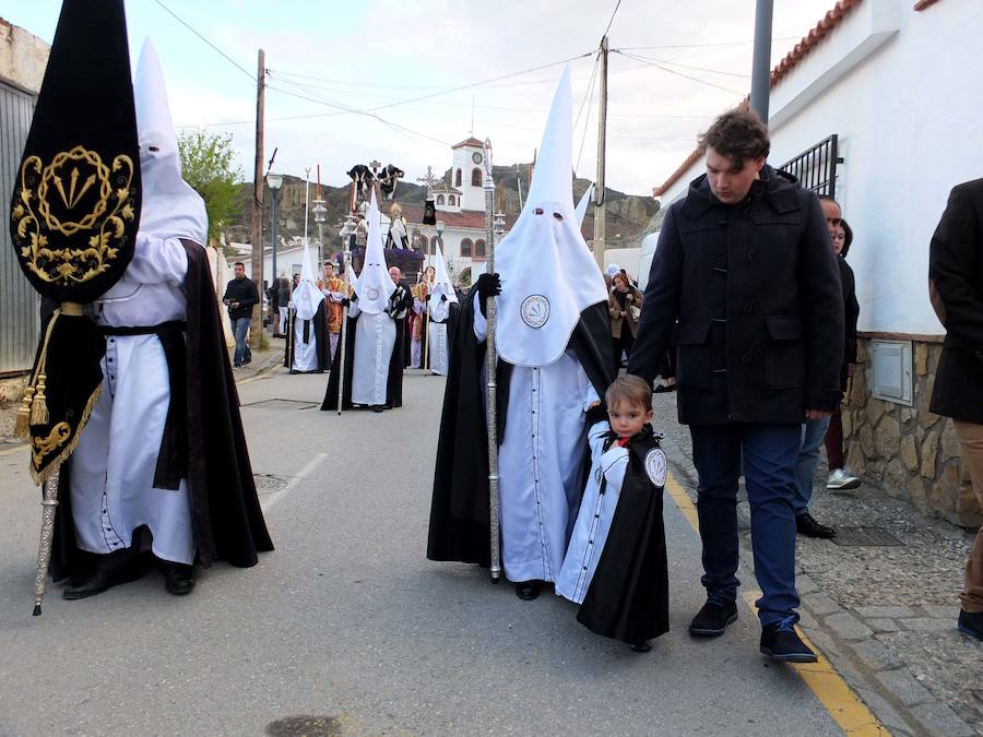 La Hermandad del Descendimiento retrasó su salida un cuarto de hora ante la amenaza de lluvia. La hermandad se echó a la calle y pudo completar su itineario sin dificultades.