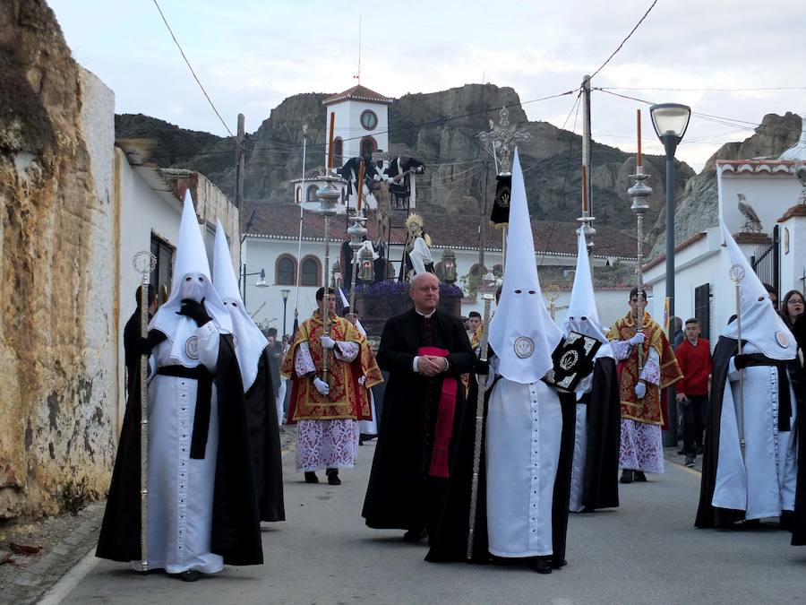 La Hermandad del Descendimiento retrasó su salida un cuarto de hora ante la amenaza de lluvia. La hermandad se echó a la calle y pudo completar su itineario sin dificultades.