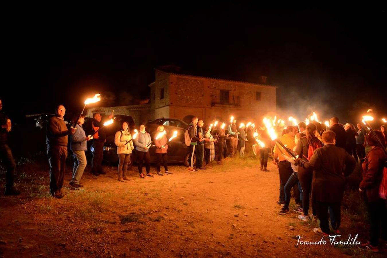 El primero de los actos en honor al patrón de Guadix, la romería de Face Retama, se celebró este sábado 11 de mayo. Como es habitual, la romería contó con un gran número de devotos. Uno de los momentos más emotivos es la procesión de las antorchas.