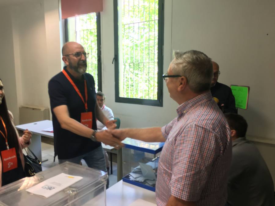 Los candidatos a la alcaldía de Guadix han votado y han apelado a una alta participación. Según el primer avance de participación en los datos ofrecidos por el Ministerio de Interior se ha producido un aumento de tres punto respecto a la convocatoria de 2015. 