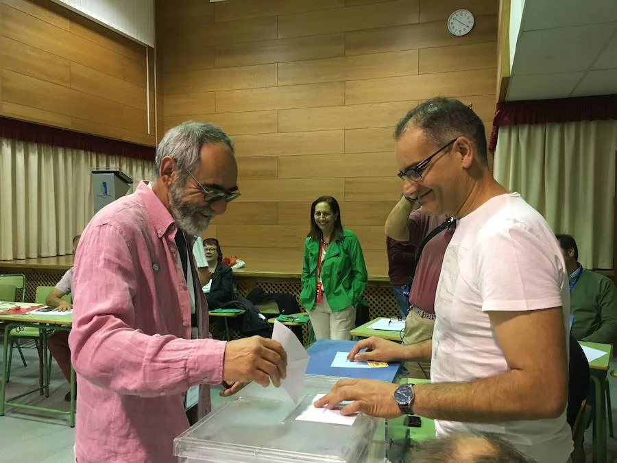 Los candidatos a la alcaldía de Guadix han votado y han apelado a una alta participación. Según el primer avance de participación en los datos ofrecidos por el Ministerio de Interior se ha producido un aumento de tres punto respecto a la convocatoria de 2015. 