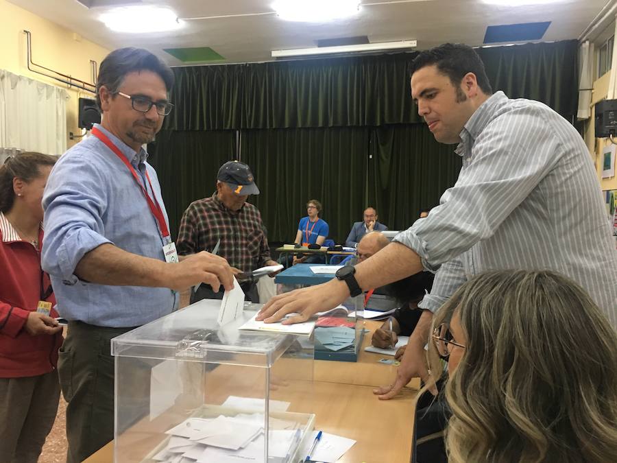 Los candidatos a la alcaldía de Guadix han votado y han apelado a una alta participación. Según el primer avance de participación en los datos ofrecidos por el Ministerio de Interior se ha producido un aumento de tres punto respecto a la convocatoria de 2015. 