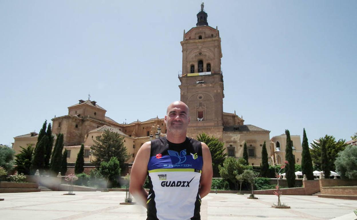 Guille Hervás en el punto en el que estará instalada la meta. 