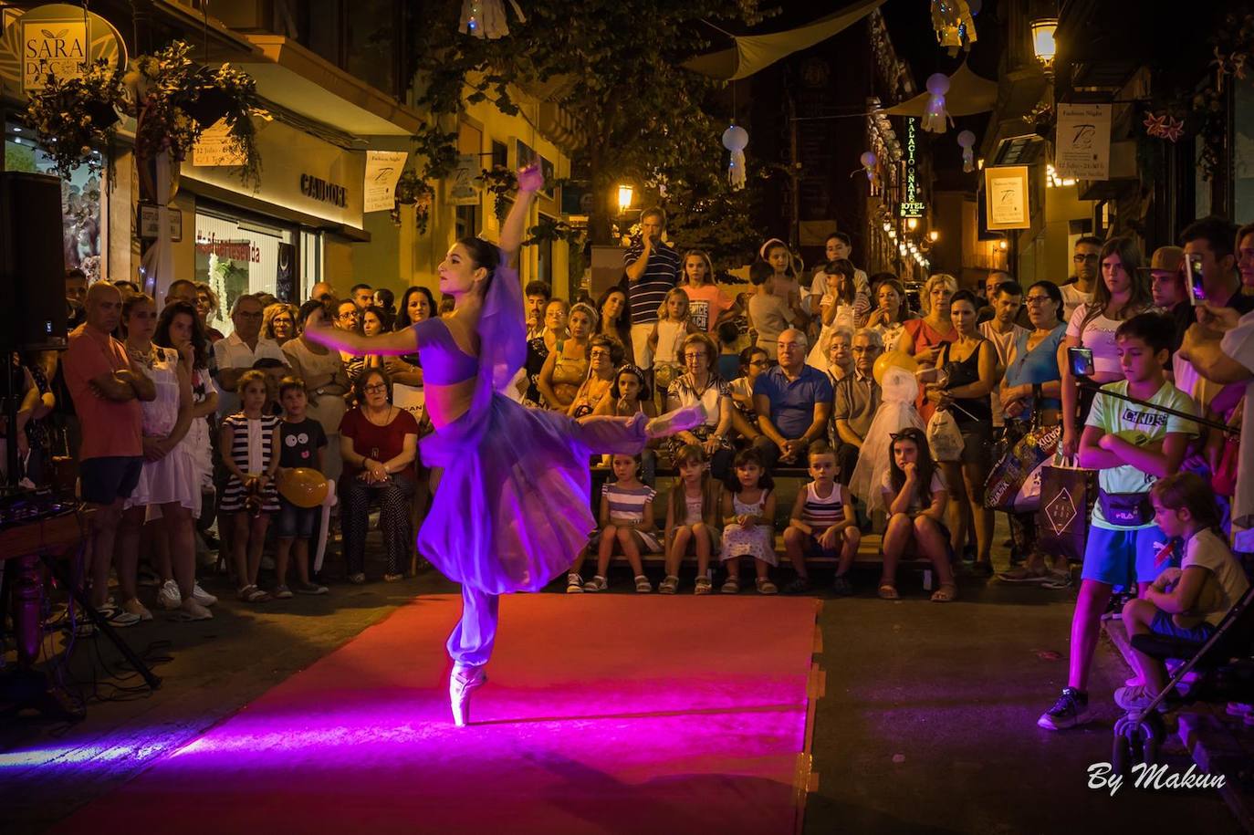 Guadix se echa a la calle para disfrutar de la Noche en Blanco. 