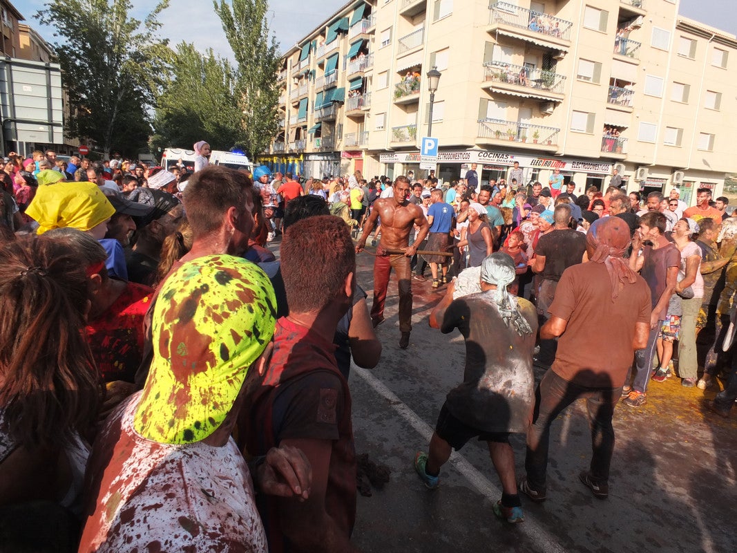 Fotos: Guadix brinda un multitudinario y festivo reproche al Cascamorras Antonio Vera