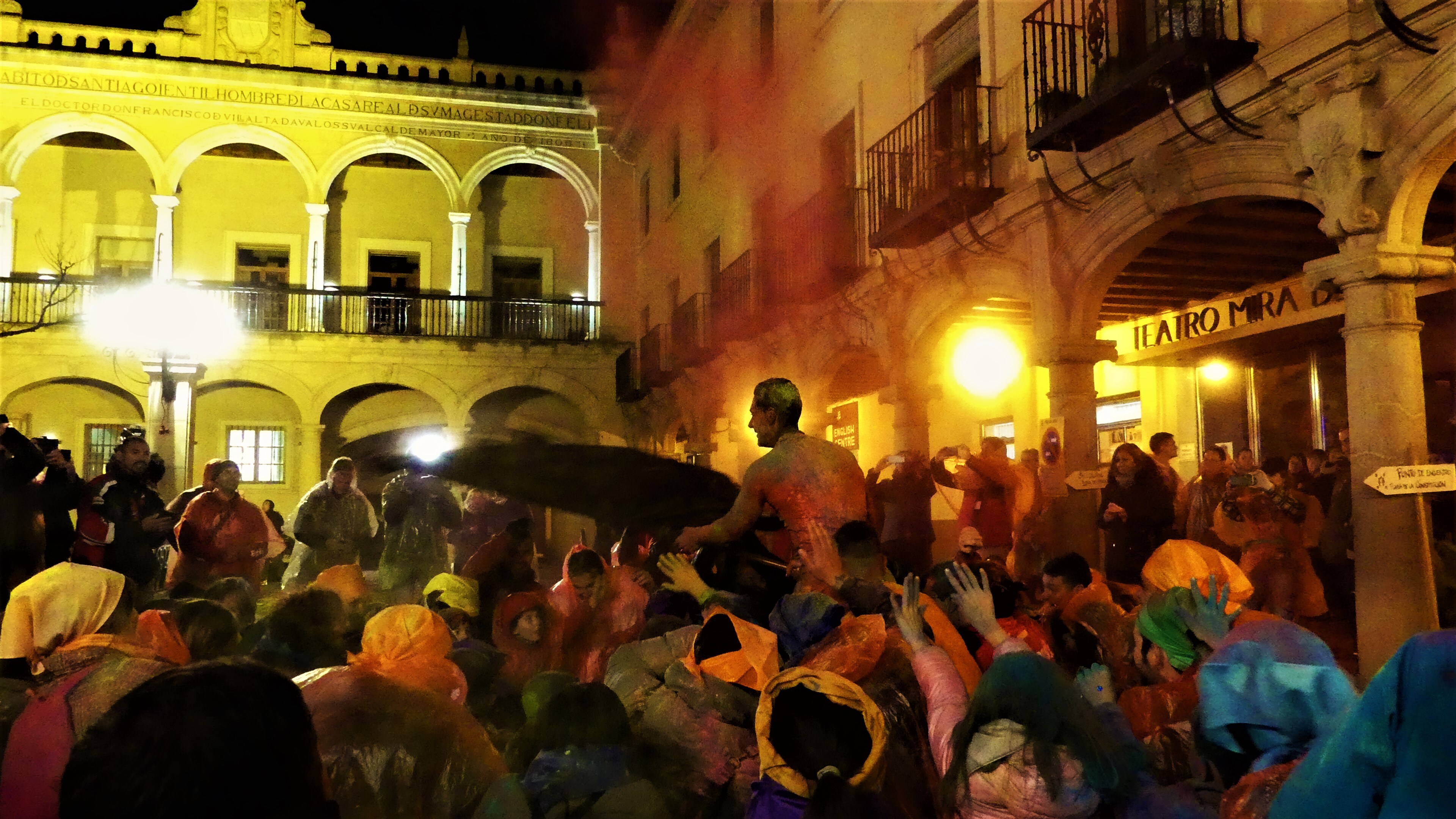 Cascamorras en la puerta del teatro Mira de Amescua. 