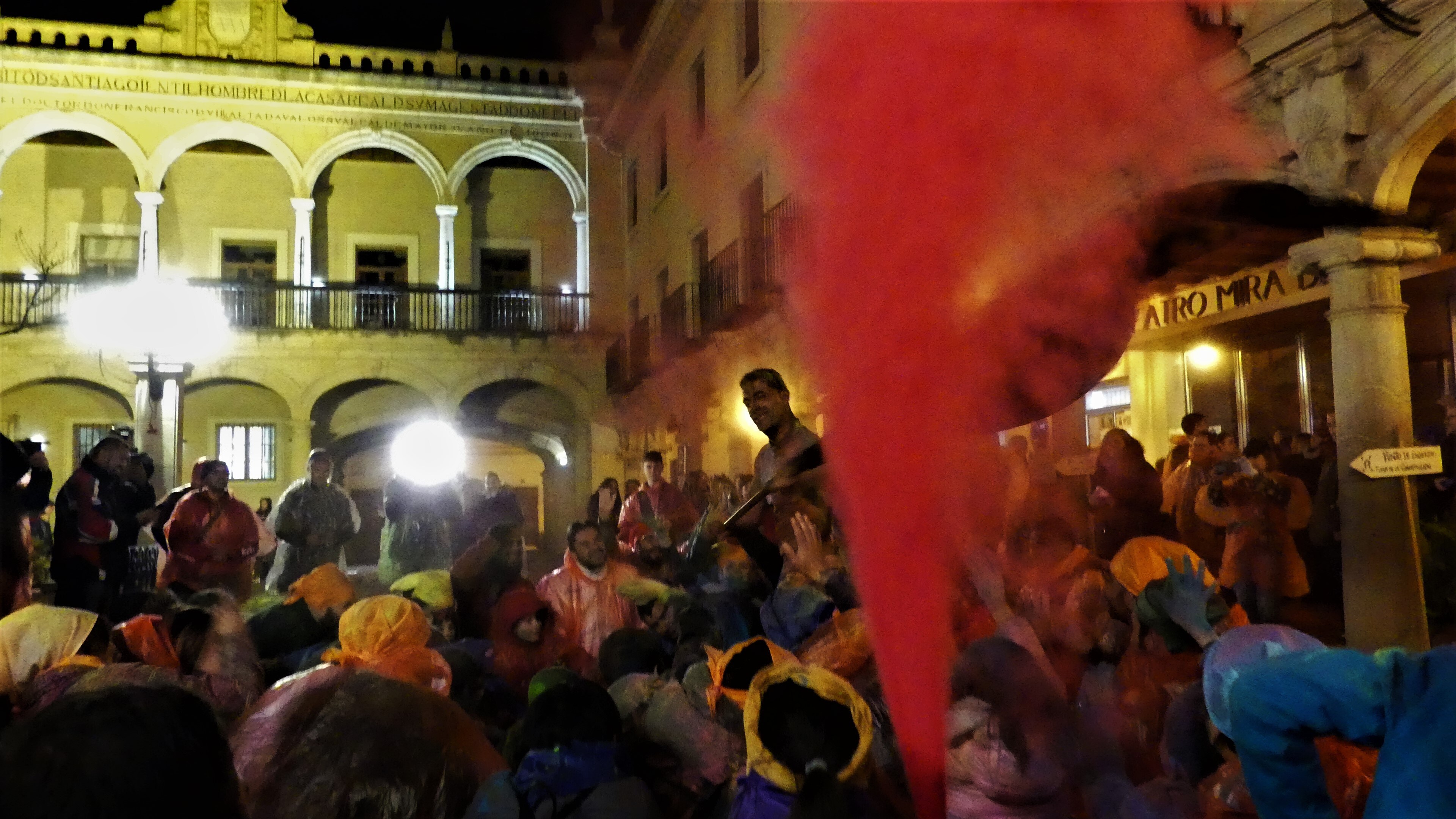 Cascamorras en la puerta del teatro Mira de Amescua. 