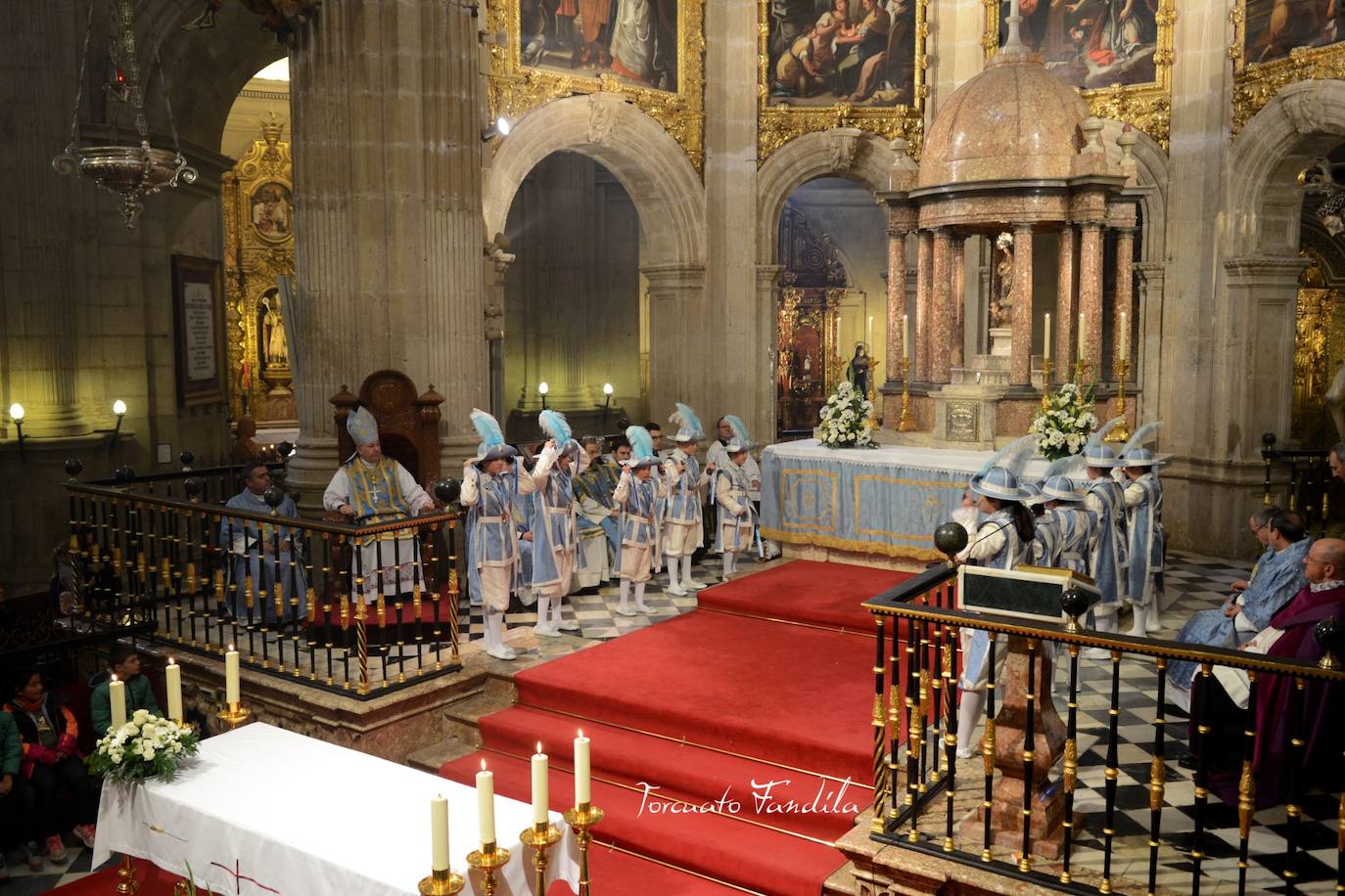 El cuerpo de seises en el altar mayor de la catedral. 