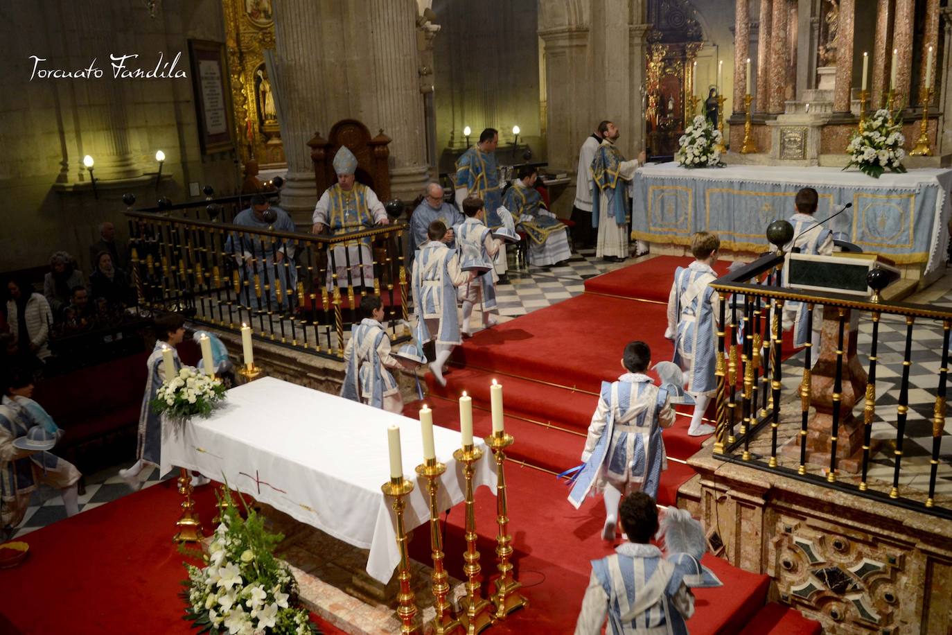 El cuerpo de seises en el altar mayor de la catedral. 