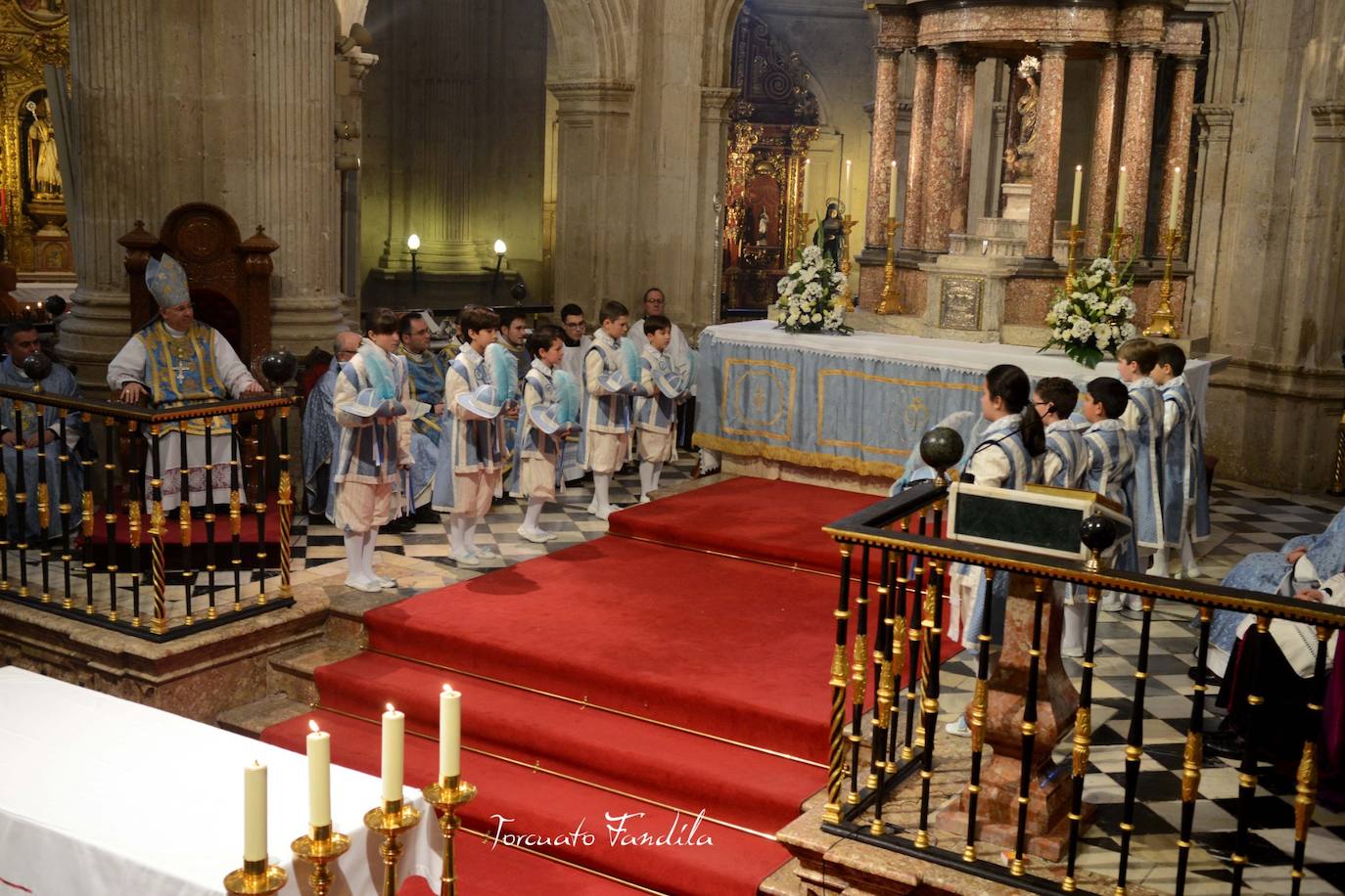 El cuerpo de seises en el altar mayor de la catedral. 