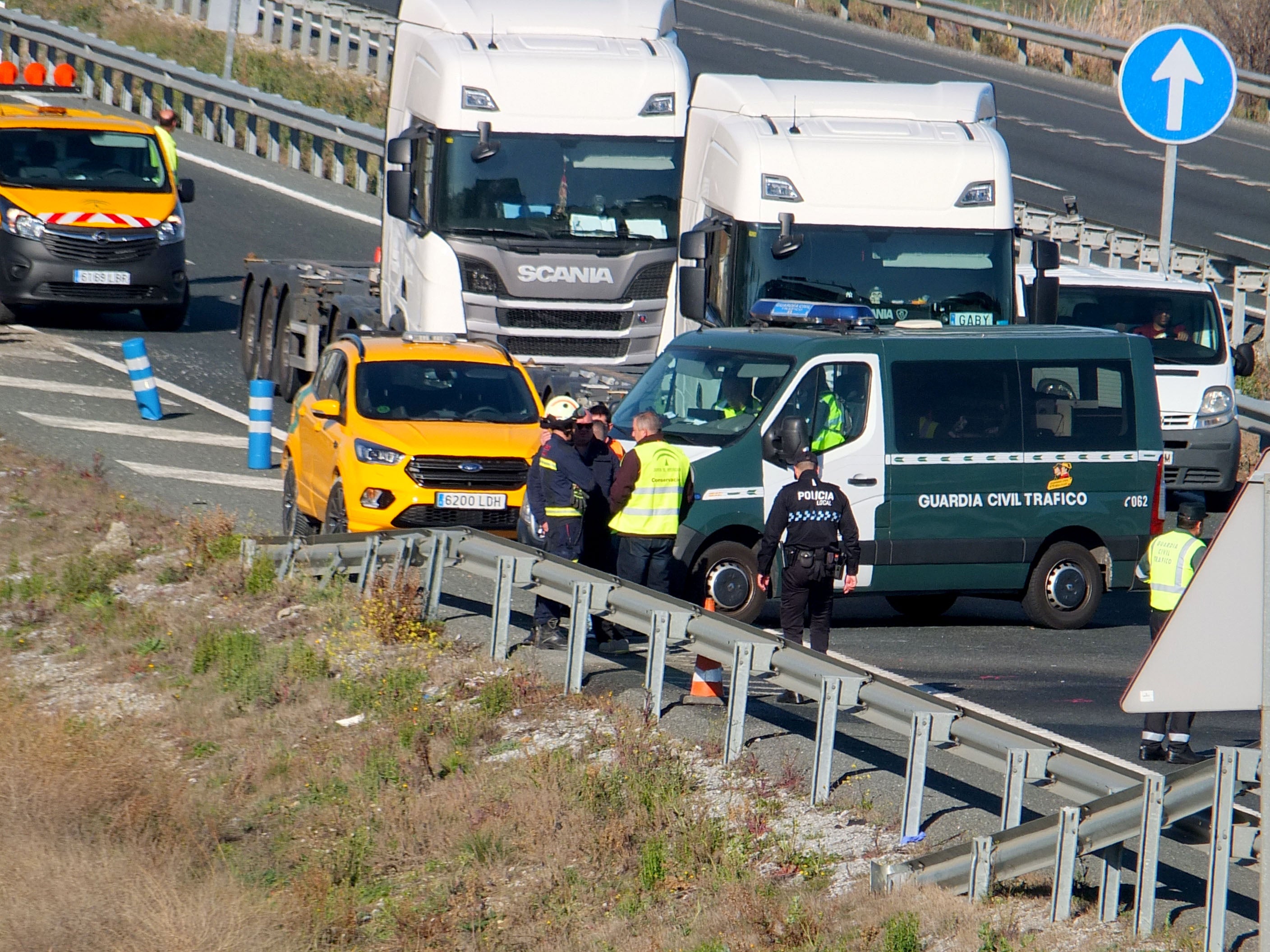 Un motorista ha fallecido como consecuencia del impacto contra un coche parado en la autovía