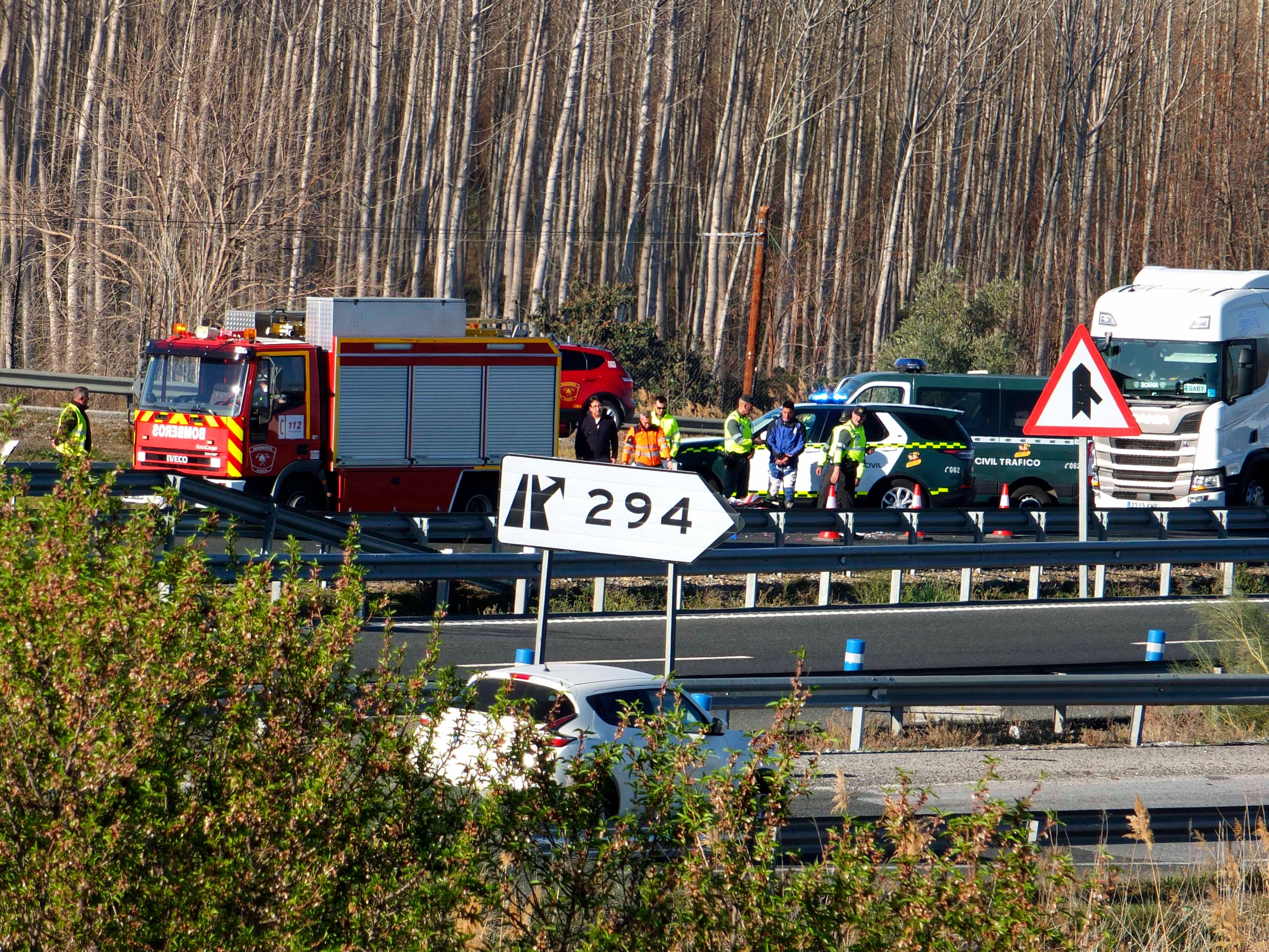 Un motorista ha fallecido como consecuencia del impacto contra un coche parado en la autovía