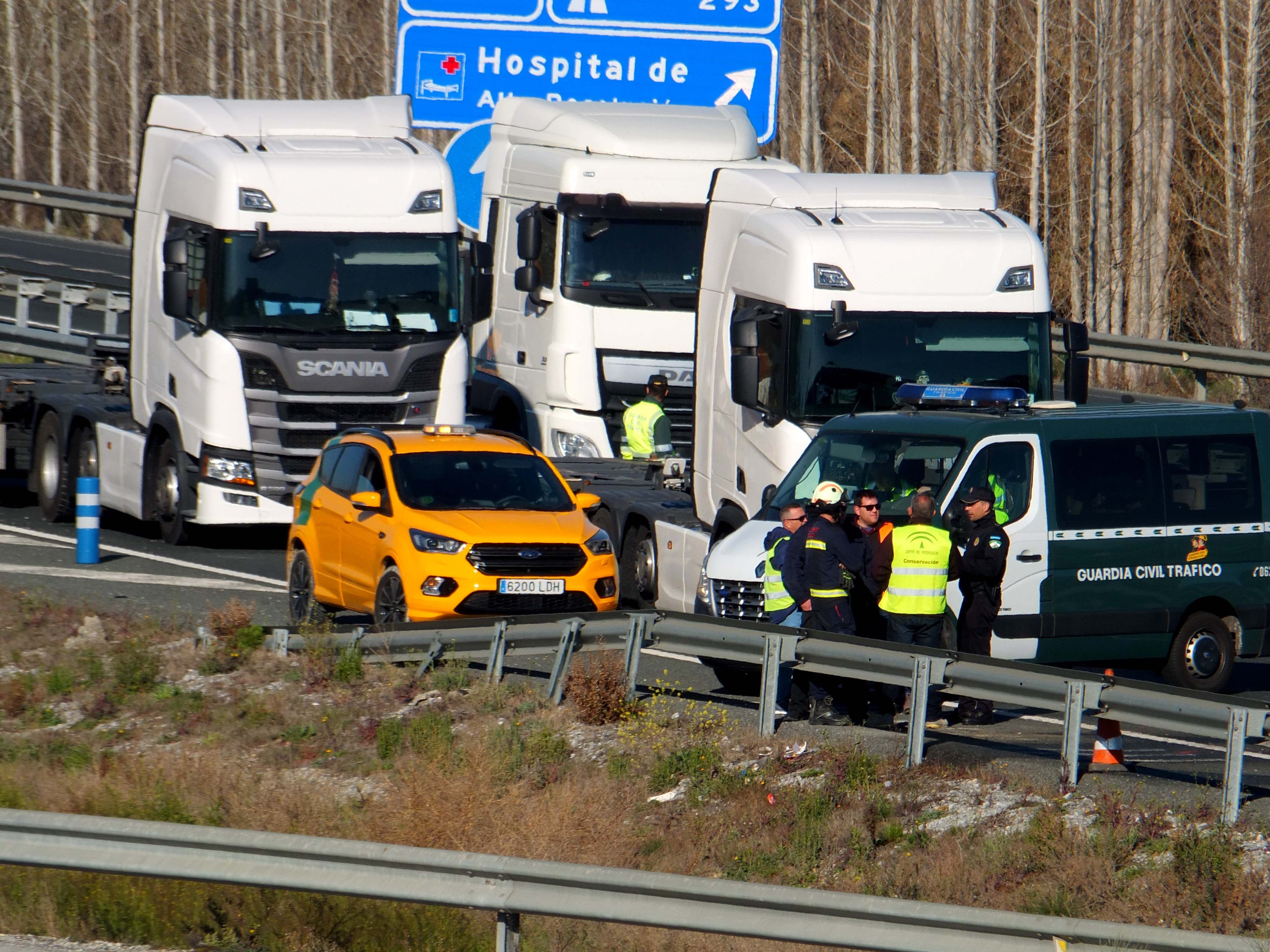 Un motorista ha fallecido como consecuencia del impacto contra un coche parado en la autovía