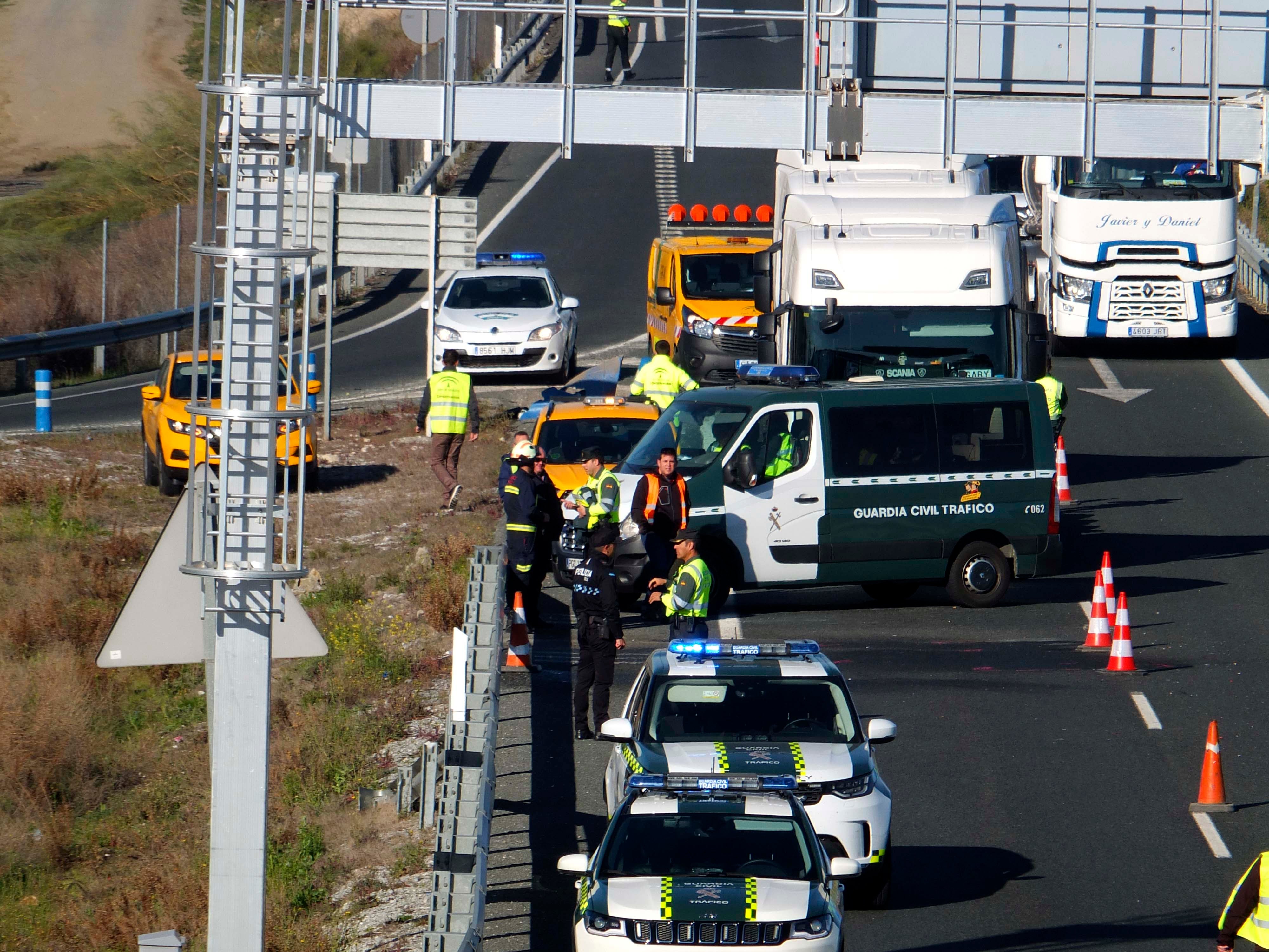 Un motorista ha fallecido como consecuencia del impacto contra un coche parado en la autovía