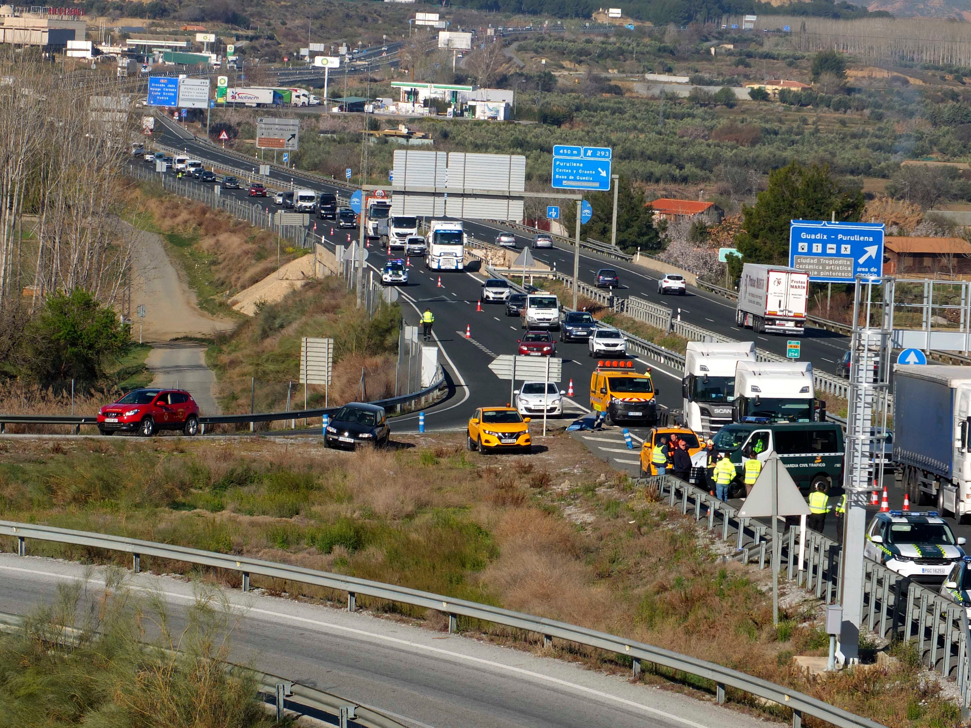 Un motorista ha fallecido como consecuencia del impacto contra un coche parado en la autovía