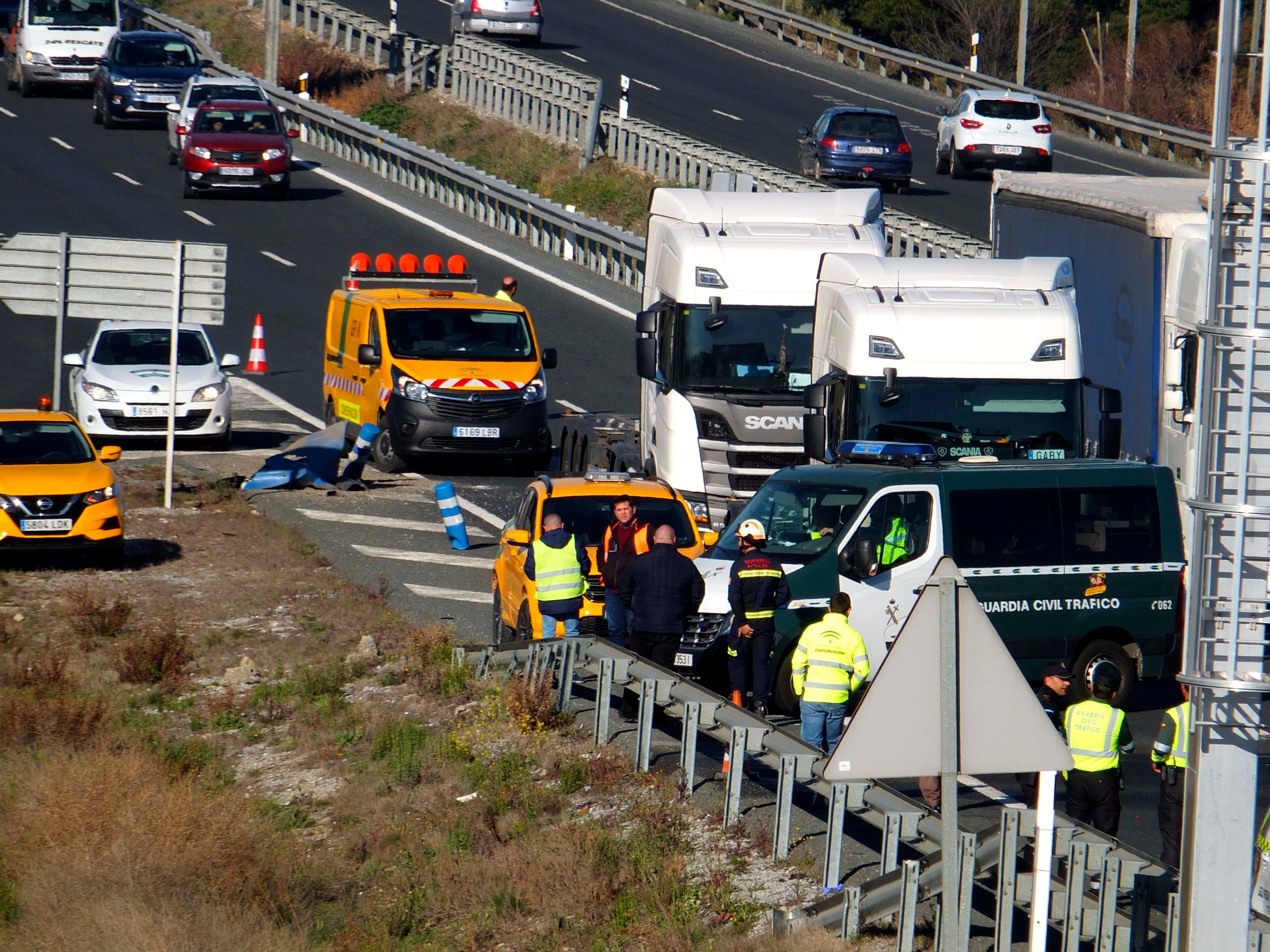 Un motorista ha fallecido como consecuencia del impacto contra un coche parado en la autovía