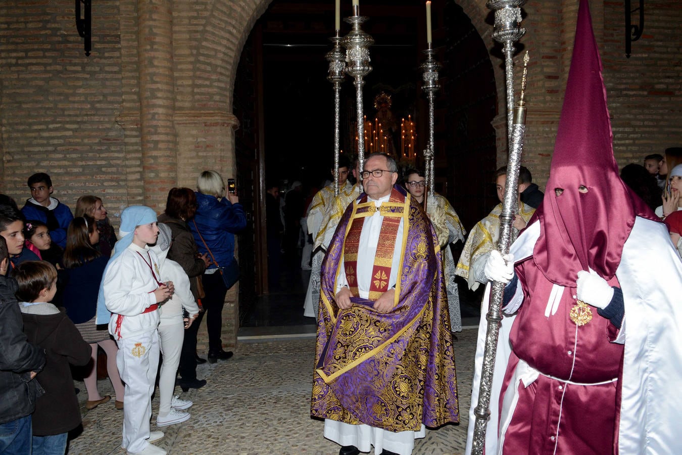 Cientos de personas en las calles de Guadix para vivir el Martes Santo de años anteriores