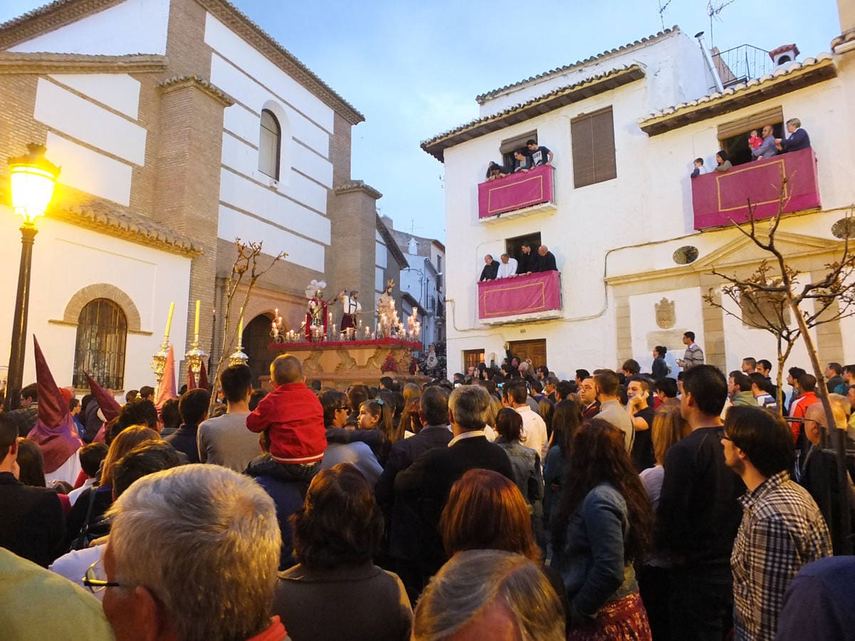 Cientos de personas en las calles de Guadix para vivir el Martes Santo de años anteriores