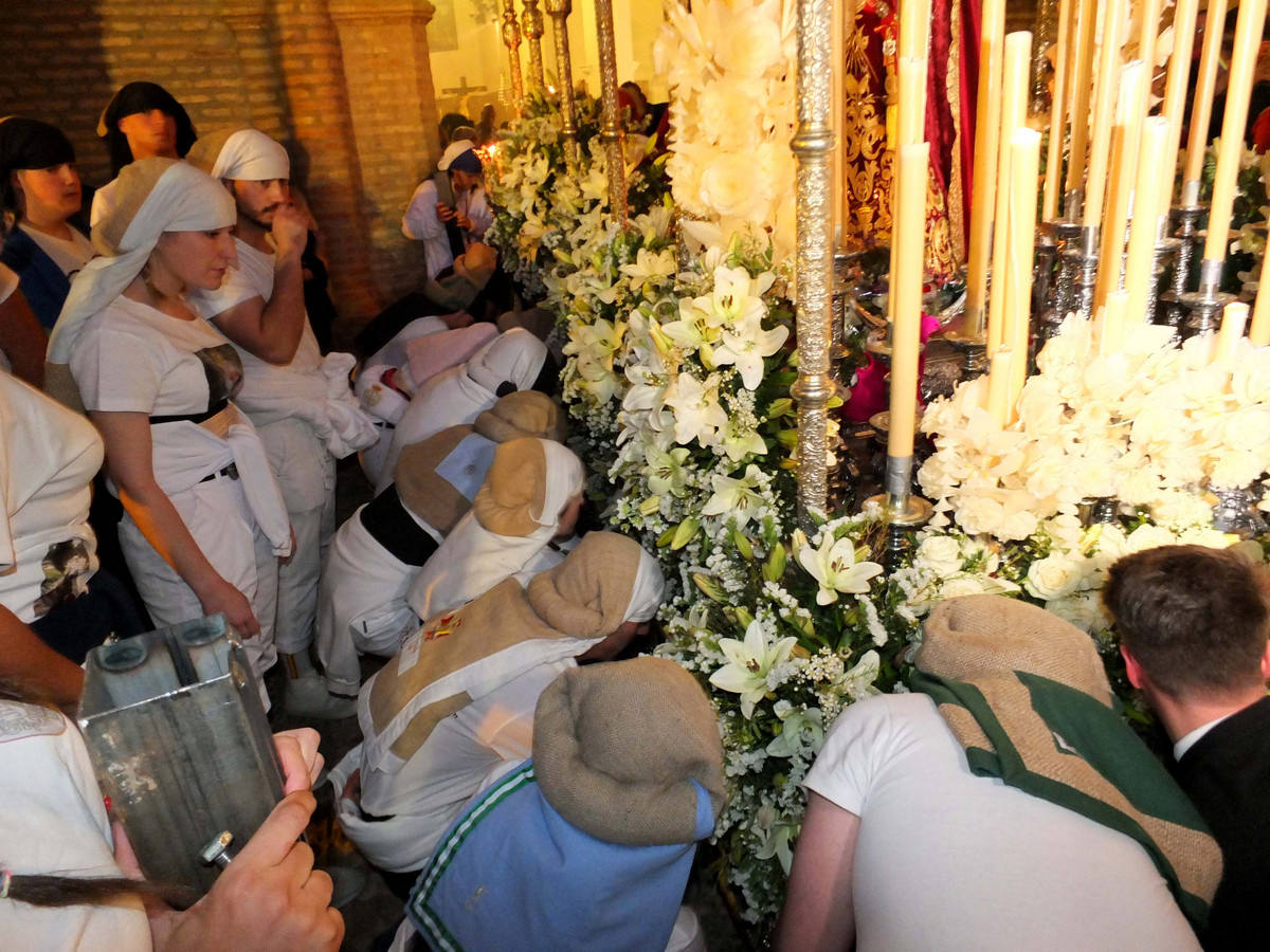 Cientos de personas en las calles de Guadix para vivir el Martes Santo de años anteriores