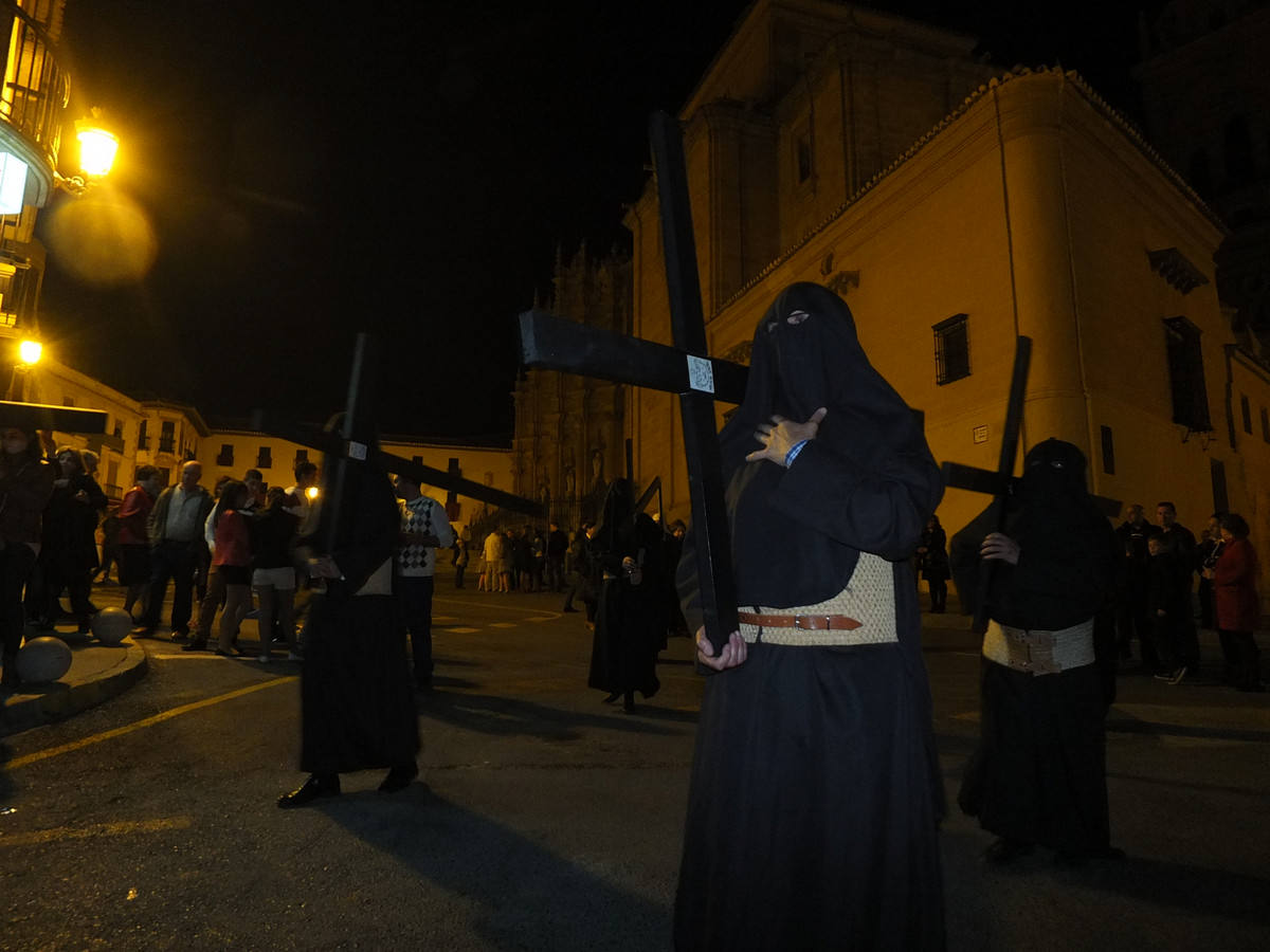 Devoción en las calles de Guadix durante el Jueves Santo