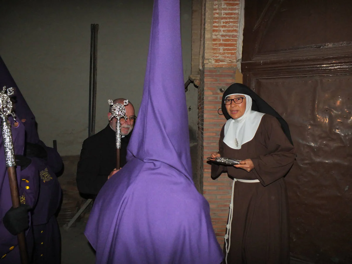 Devoción en las calles de Guadix durante el Jueves Santo