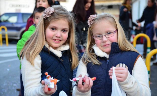 Dos niñas muestran los caramelos recogidos en la cabalgata de Huétor Vega.