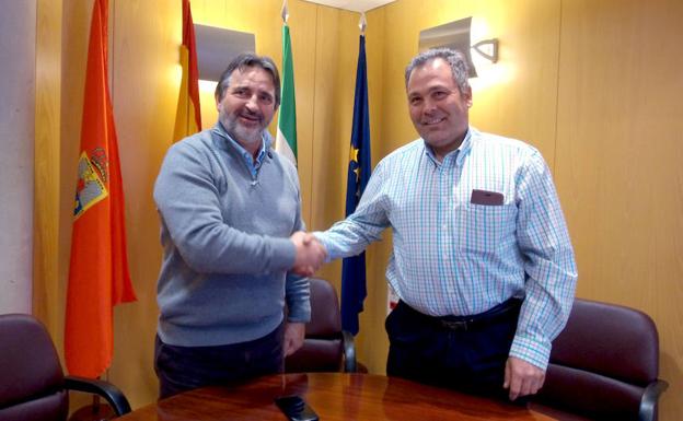José Blas Valero, presidente de la Asociación de Autoescuelas, con Mariano Molina, alcalde de Huétor Vega.