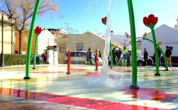 El 'splash park' de Huétor Vega, único en el cinturón granadino, se ha instalado en la Plaza Abdal Malik.