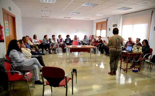 La Nava acogerá un café-tertulia y talleres sobre empoderamiento o defensa personal para mujeres.