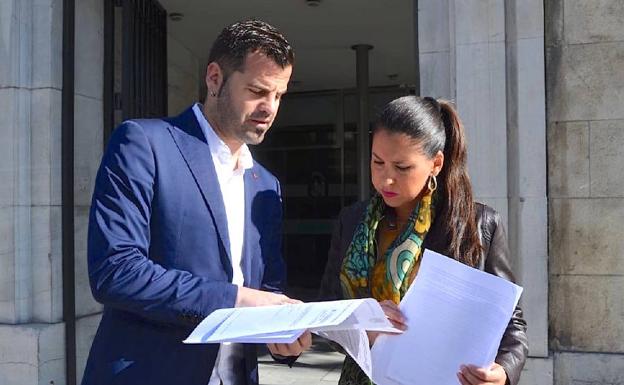El parlamentario Chus Fernández y la edil de IU Mónica Moreno.