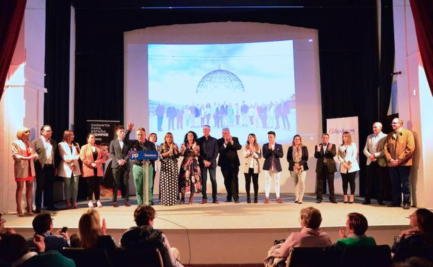 Los integrantes de la lista, en el escenario.