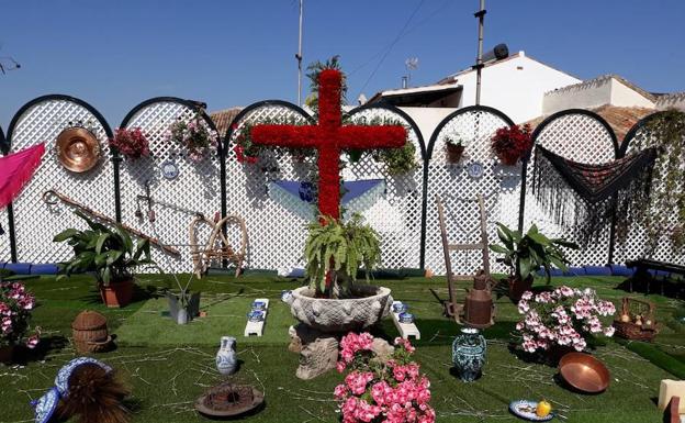 La cruz de la Peña Deportiva Ébano Fútbol 7, en la plaza Abdal Malik, se lleva el primer premio.