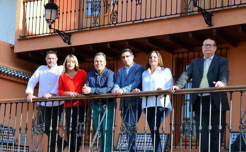 Ernesto Girela (Podemos), Carolina Higueras (PSOE), Mariano Molina (PP), Rubén Puentes (IU), Lola Aguayo (Cs) y Juan Manuel Gómez (Vox), en el Ayuntamiento de Huétor Vega.