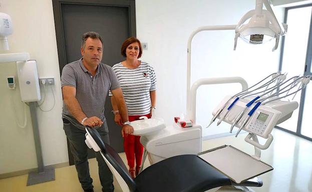 El alcalde, Mariano Molina, en la sala con la concejala de Salud, Elisa González Pedraza.