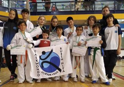 Imagen secundaria 1 - (1) Rubén Hita y sus alumnas, en la gala de la Federación Andaluza de Taekwondo. (2) La escuela hueteña, terceros en la competición autonómica. (3) Teo Glodeanu, con España en el Open de Bélgica.