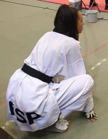 Imagen secundaria 2 - (1) Rubén Hita y sus alumnas, en la gala de la Federación Andaluza de Taekwondo. (2) La escuela hueteña, terceros en la competición autonómica. (3) Teo Glodeanu, con España en el Open de Bélgica.