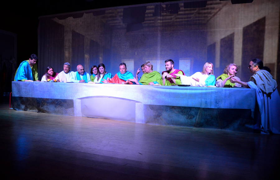 Los ediles despiden el mandato representando a los personajes de la obra de Leonardo da Vinci. 