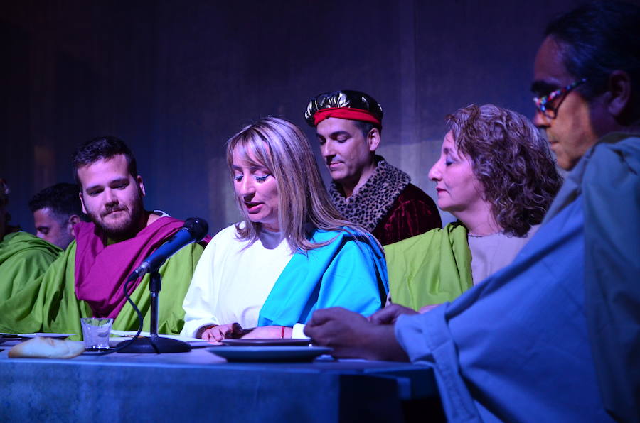 Los ediles despiden el mandato representando a los personajes de la obra de Leonardo da Vinci.