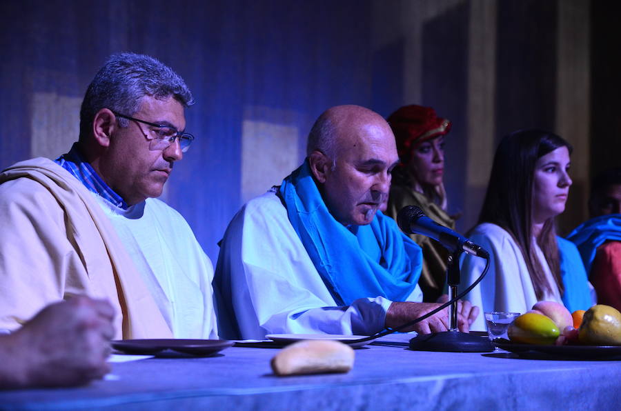 Los ediles despiden el mandato representando a los personajes de la obra de Leonardo da Vinci.