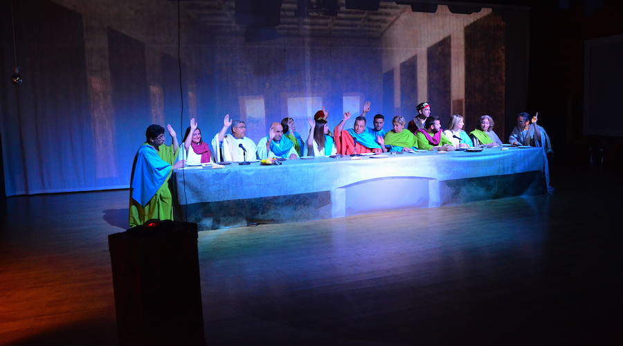 Los ediles despiden el mandato representando a los personajes de la obra de Leonardo da Vinci. 